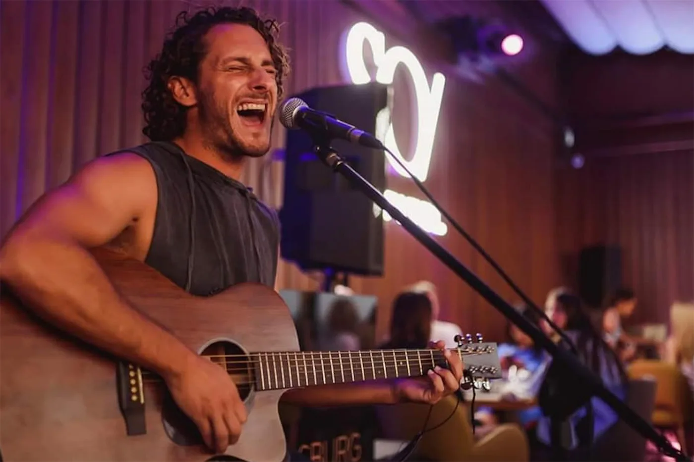 Hector Roldan Back on Stage at Cas Costas with Melodic Song and Pop