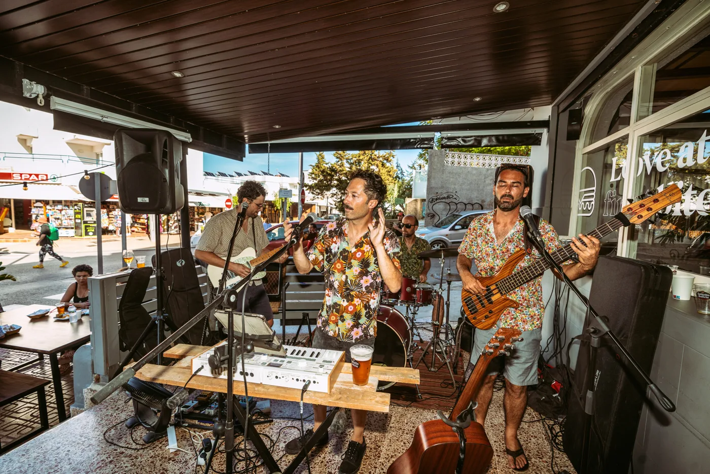 Hostal Pascual: autumn live music at Johnny's Bar